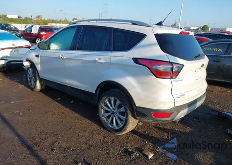2018 Ford Escape Titanium z USA, uszkodzony, nr VIN 1FMCU9J91JUB53950